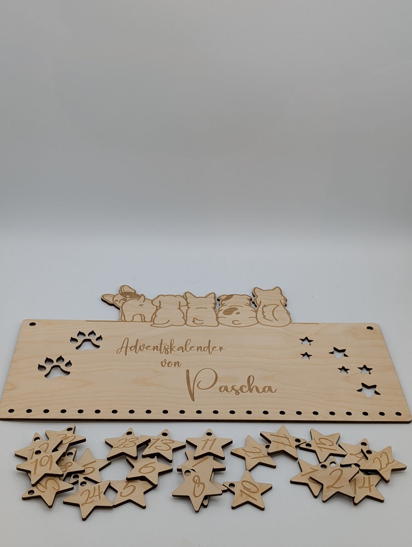 Handgefertigter DIY-Adventskalender aus Holz für Haustiere, mit Katzenmotiv, personalisierbarer Gravur und Sternzahlenanhängern, ideal für Weihnachten.