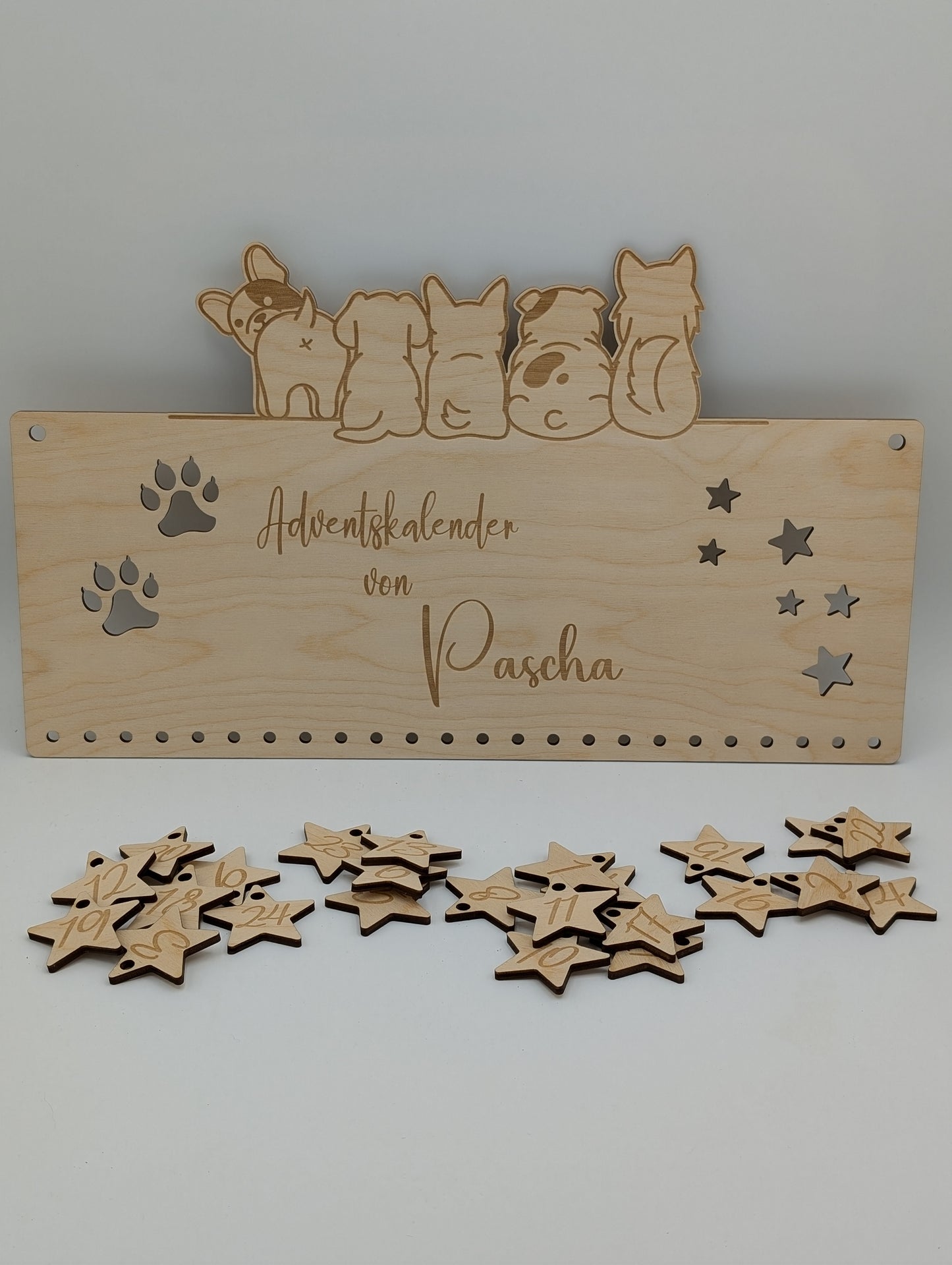 Handgefertigter DIY-Adventskalender aus Holz für Haustiere, mit Katzenmotiv, personalisierbarer Gravur und Sternzahlenanhängern, ideal für Weihnachten.