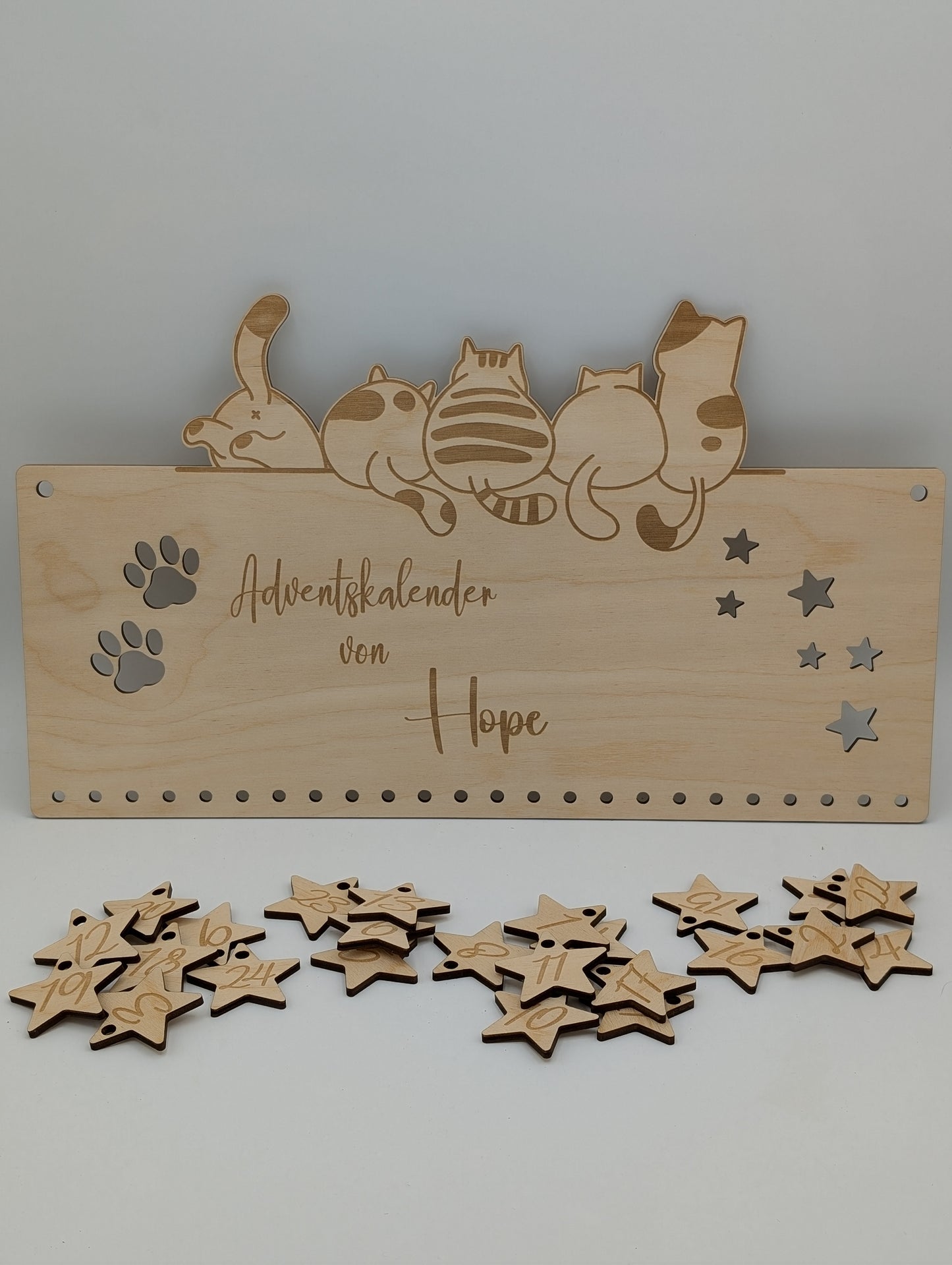 Handgefertigter DIY-Adventskalender aus Holz für Haustiere, mit Katzenmotiv, personalisierbarer Gravur und Sternzahlenanhängern, ideal für Weihnachten.