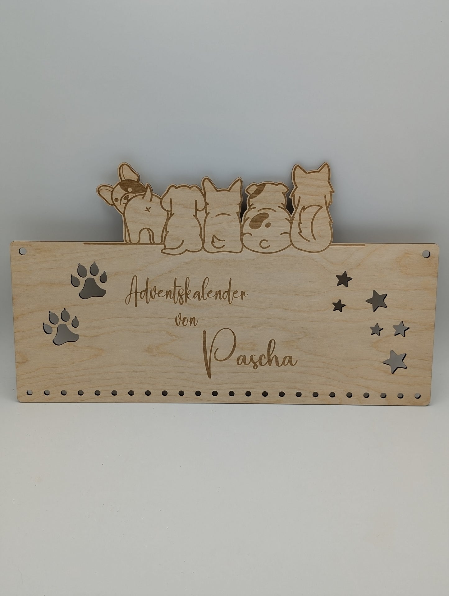 Handgefertigter DIY-Adventskalender aus Holz für Haustiere, mit Katzenmotiv, personalisierbarer Gravur und Sternzahlenanhängern, ideal für Weihnachten.