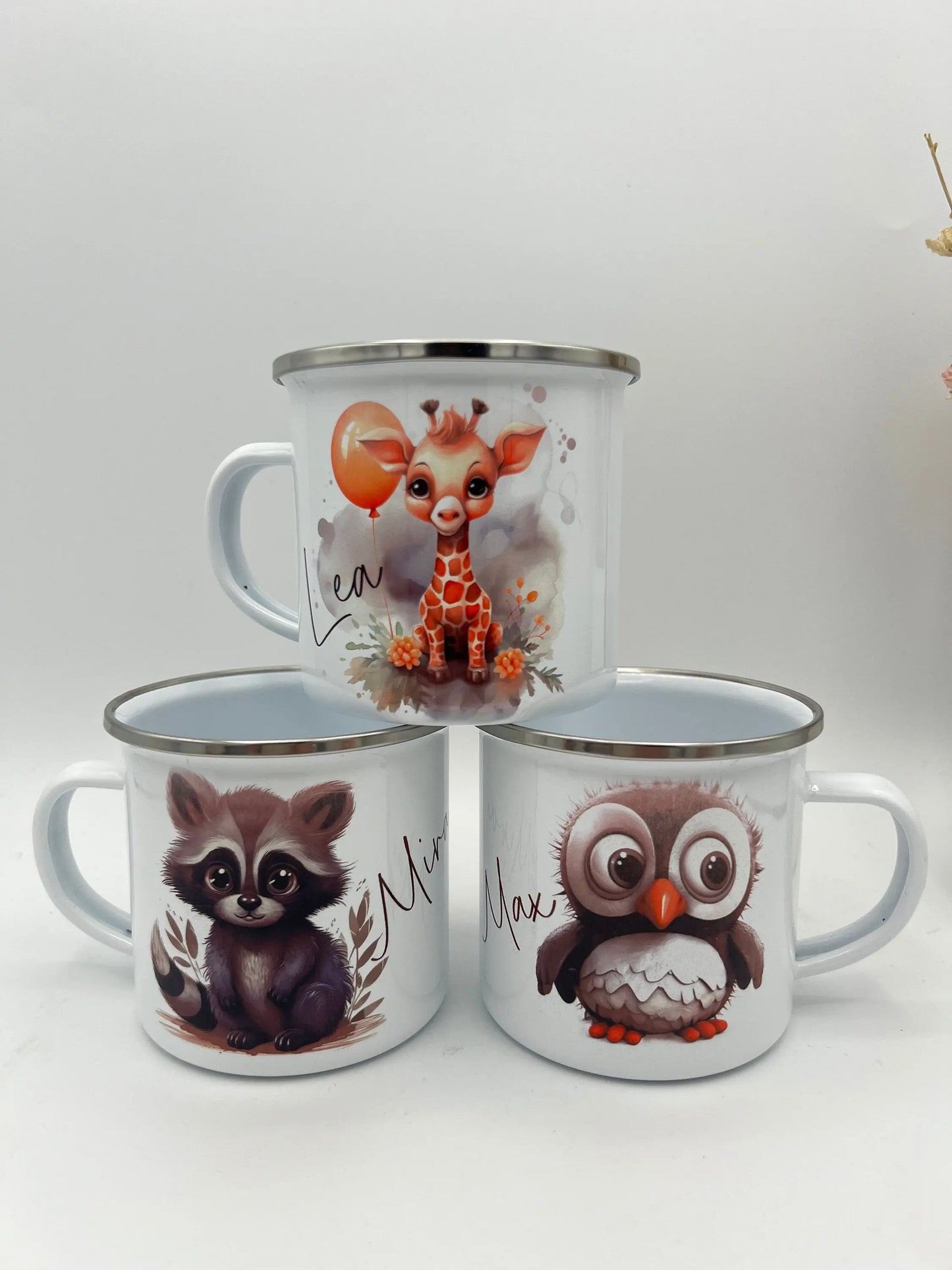 Emaille-Tasse für Kinder mit niedlichen Tiermotiven wie Eule, Giraffe und Waschbär, personalisierbar mit Namen.