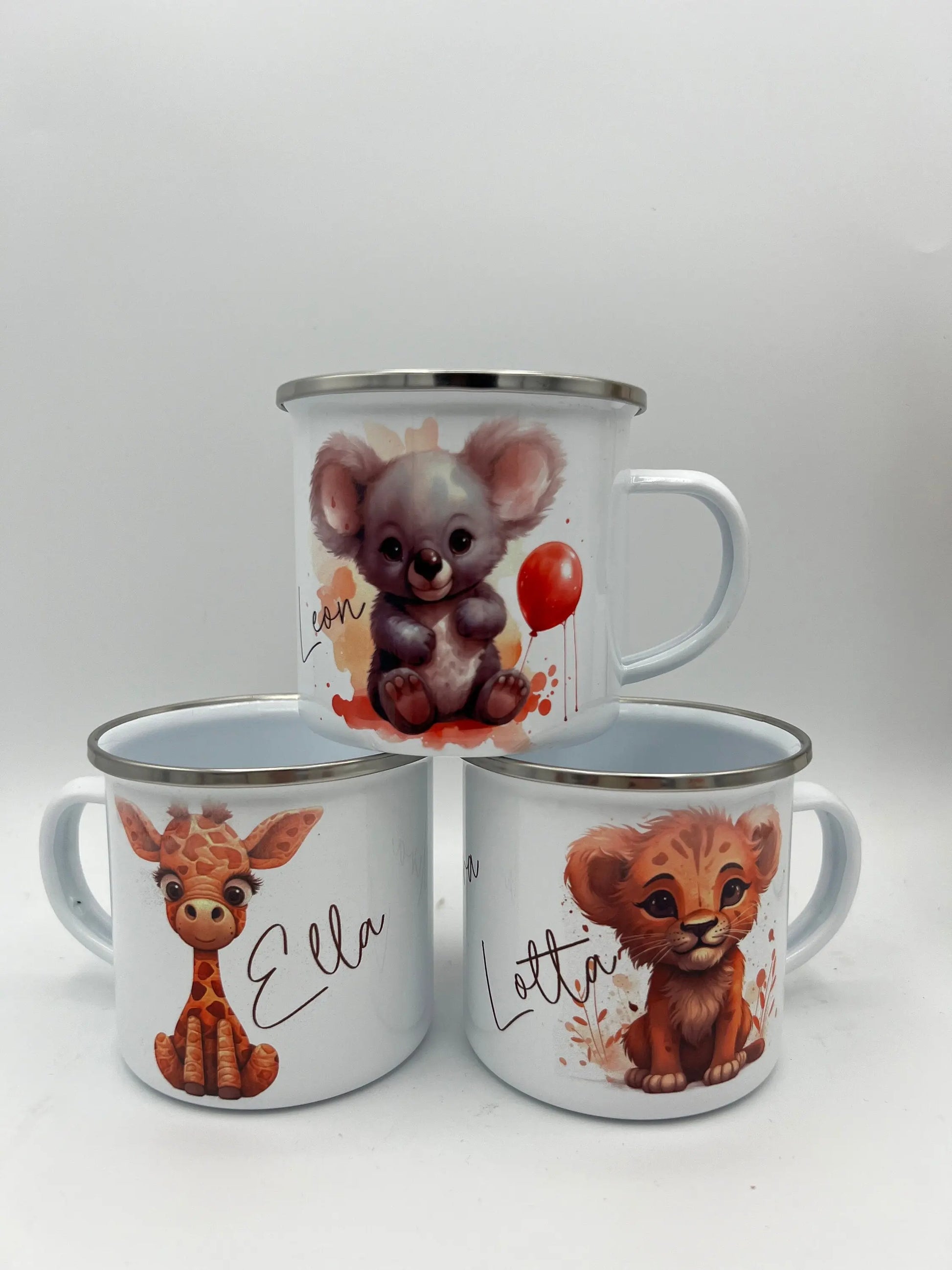 Emaille-Tasse für Kinder mit niedlichen Tiermotiven wie Eule, Giraffe und Waschbär, personalisierbar mit Namen.