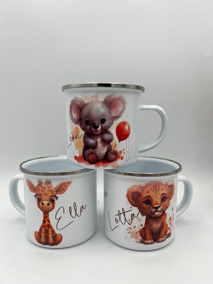 Emaille-Tasse für Kinder mit niedlichen Tiermotiven wie Eule, Giraffe und Waschbär, personalisierbar mit Namen.