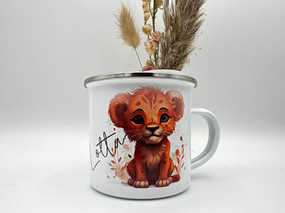 Emaille-Tasse für Kinder mit niedlichen Tiermotiven wie Eule, Giraffe und Waschbär, personalisierbar mit Namen.