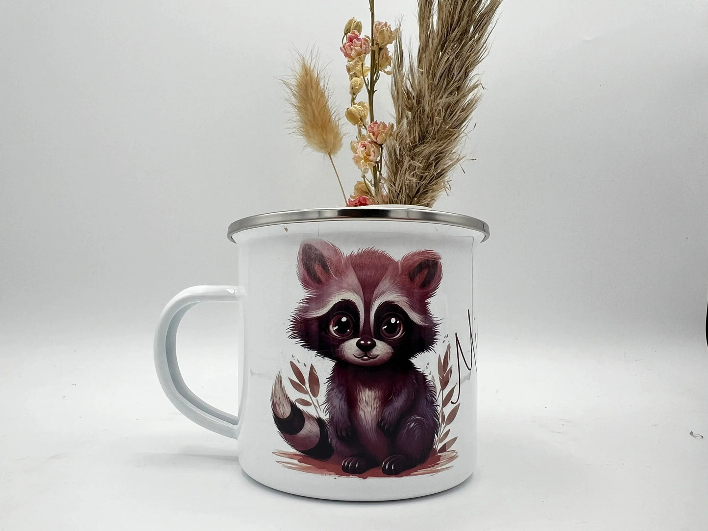 Emaille-Tasse für Kinder mit niedlichen Tiermotiven wie Eule, Giraffe und Waschbär, personalisierbar mit Namen.
