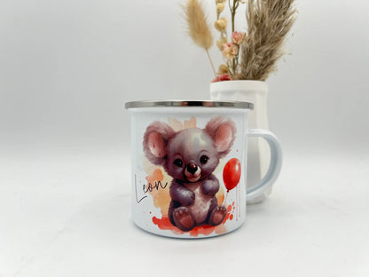 Emaille-Tasse für Kinder mit niedlichen Tiermotiven wie Eule, Giraffe und Waschbär, personalisierbar mit Namen.