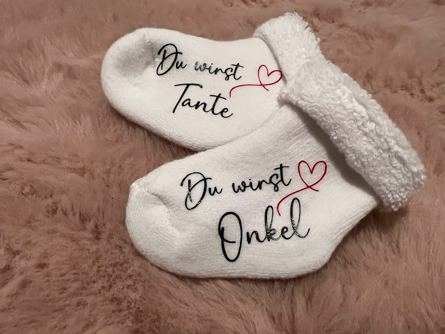 Babysöckchen zur Schwangerschaftsverkündung, personalisiert mit liebevollen Botschaften wie "Du wirst Oma" oder "Ihr werdet Eltern". Perfektes Geschenk.