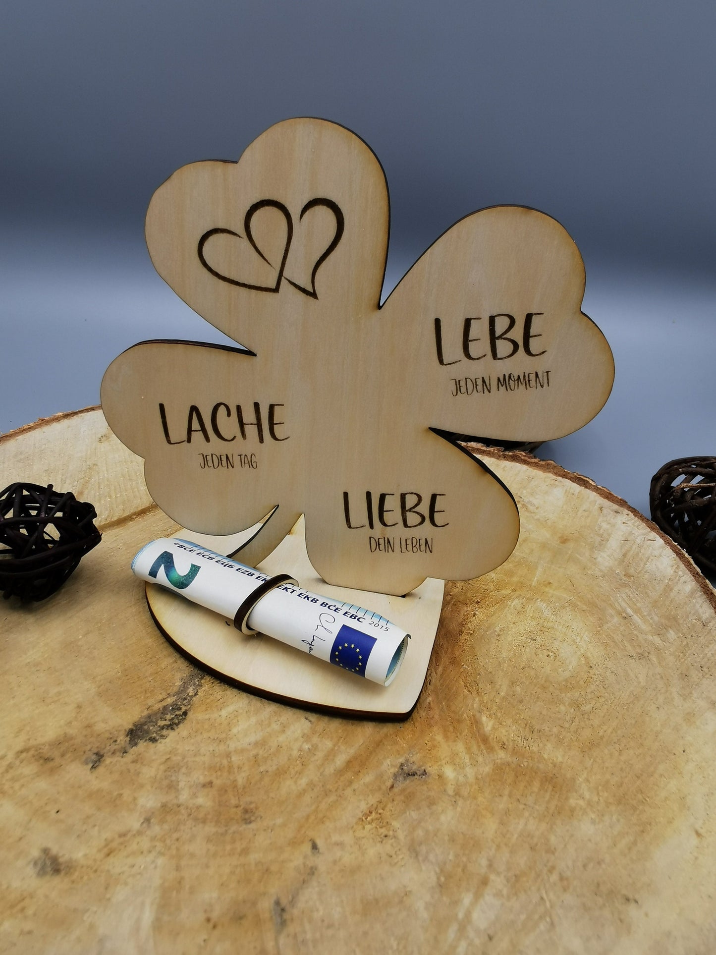 Personalisiertes Geldgeschenk Kleeblatt aus Holz für den 18. Geburtstag mit Namensgravur.