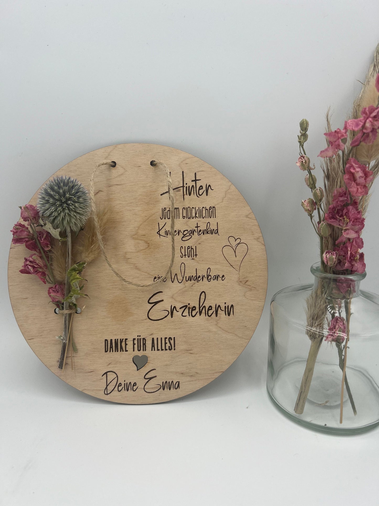 Abschiedsgeschenk für Erzieher aus Holz mit Gravur und Trockenblumen.