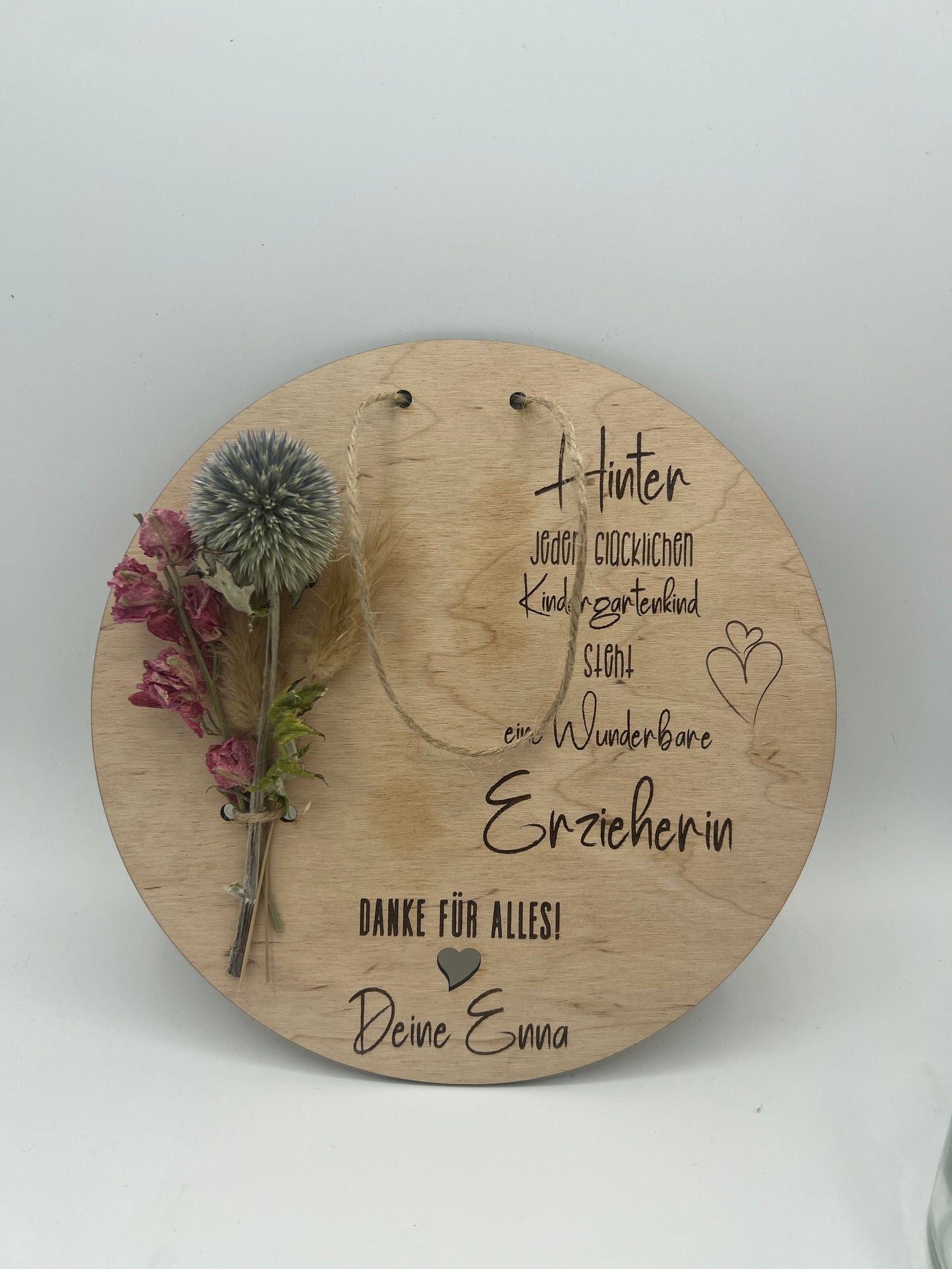 Abschiedsgeschenk für Erzieher aus Holz mit Gravur und Trockenblumen.