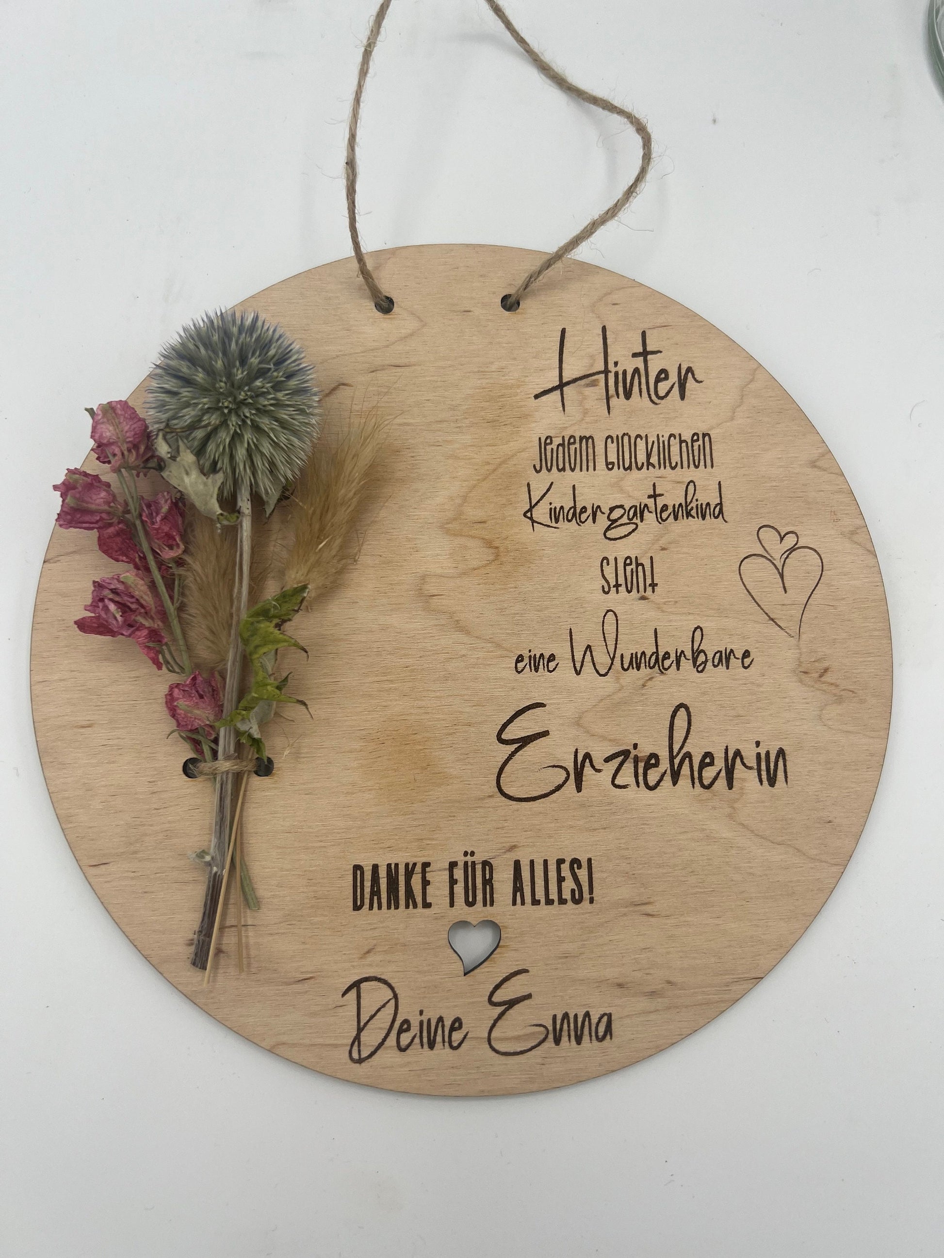 Abschiedsgeschenk für Erzieher aus Holz mit Gravur und Trockenblumen.