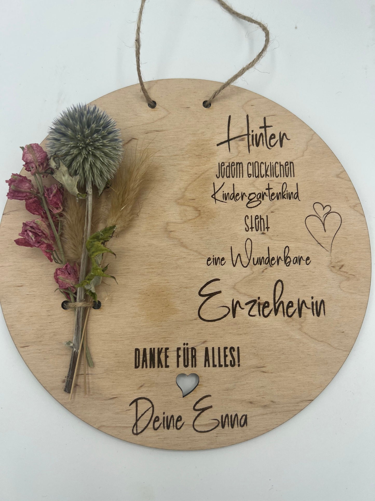 Abschiedsgeschenk für Erzieher aus Holz mit Gravur und Trockenblumen.