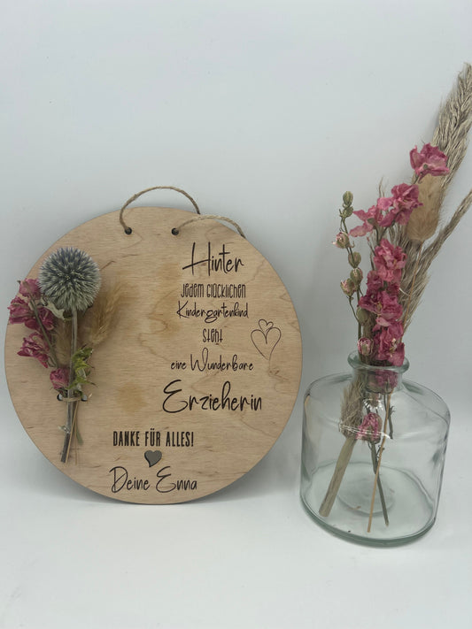 Abschiedsgeschenk für Erzieher aus Holz mit Gravur und Trockenblumen.