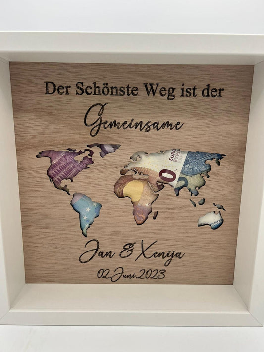 Personalisierte Weltkarte als Geldgeschenk im Bilderrahmen mit individueller Gravur zur Hochzeit.