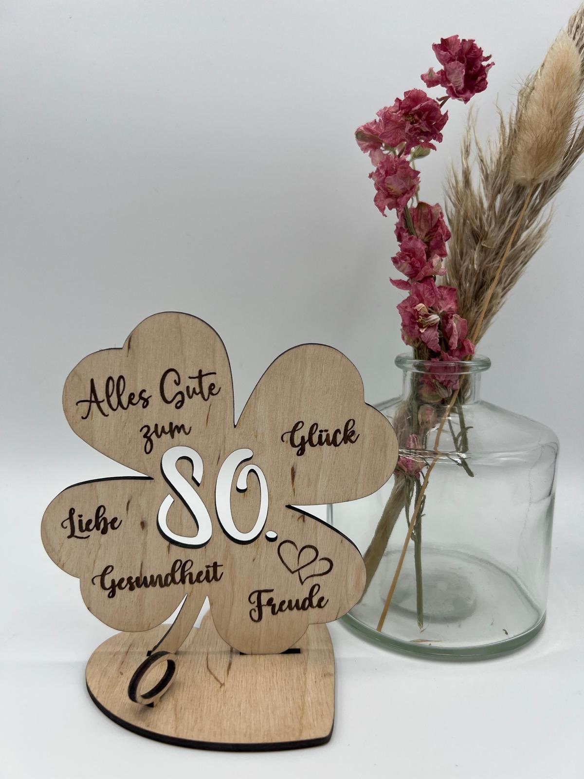 Personalisierbares Kleeblatt aus Holz als Geschenk zum 60. Geburtstag mit liebevollen Wünschen und dekorativen Gravuren.