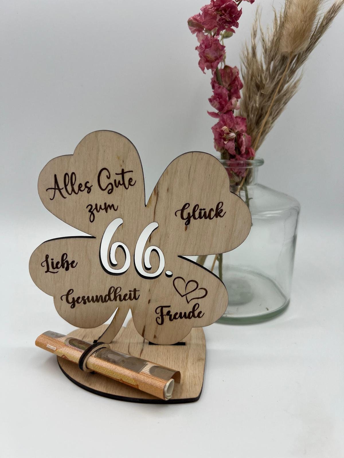 Personalisierbares Kleeblatt aus Holz als Geschenk zum 60. Geburtstag mit liebevollen Wünschen und dekorativen Gravuren.