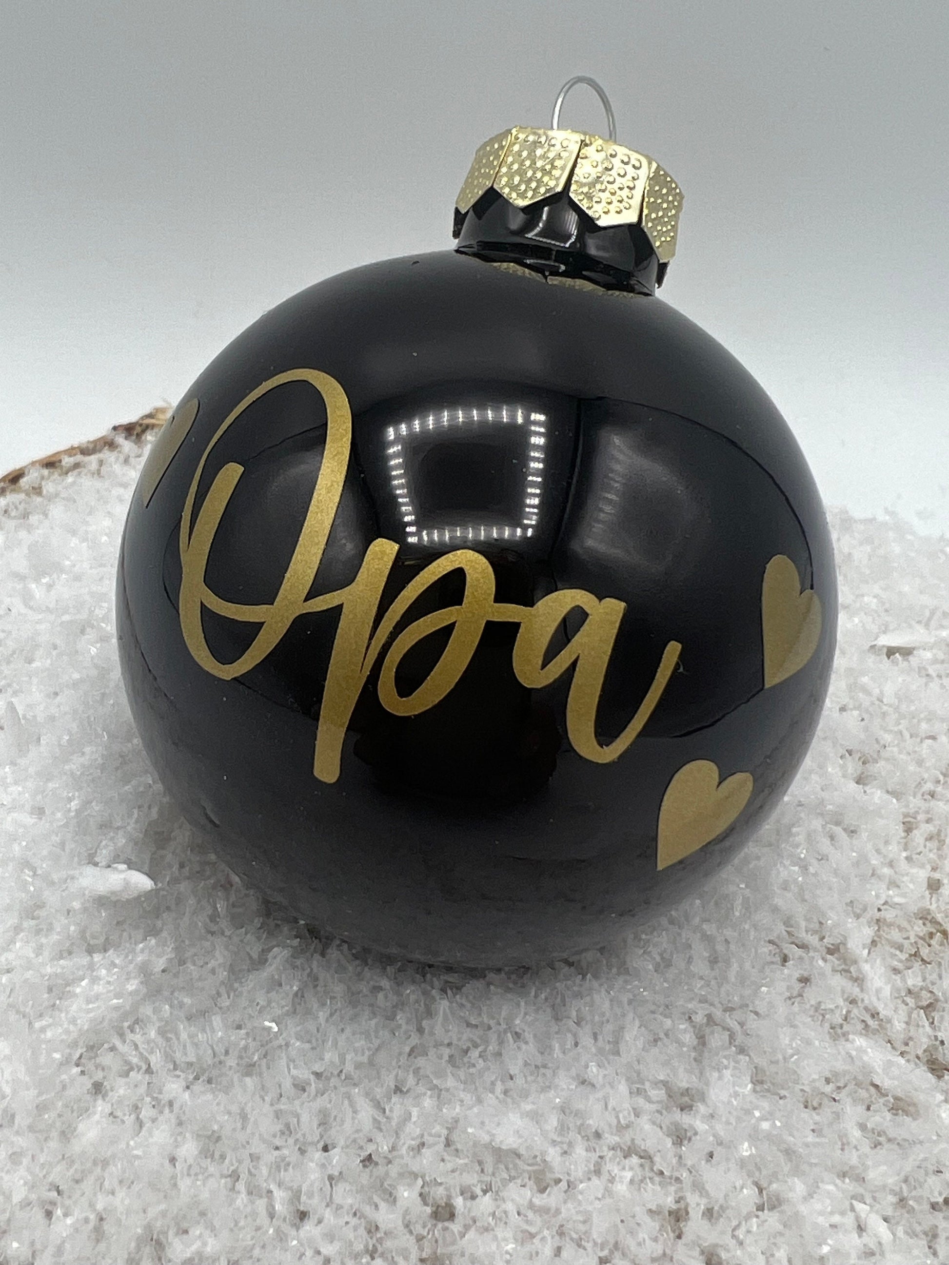 Schwarze personalisierte Weihnachtskugel mit goldenen Schneeflocken, ideal als Christbaumschmuck oder individuelles Weihnachtsgeschenk.