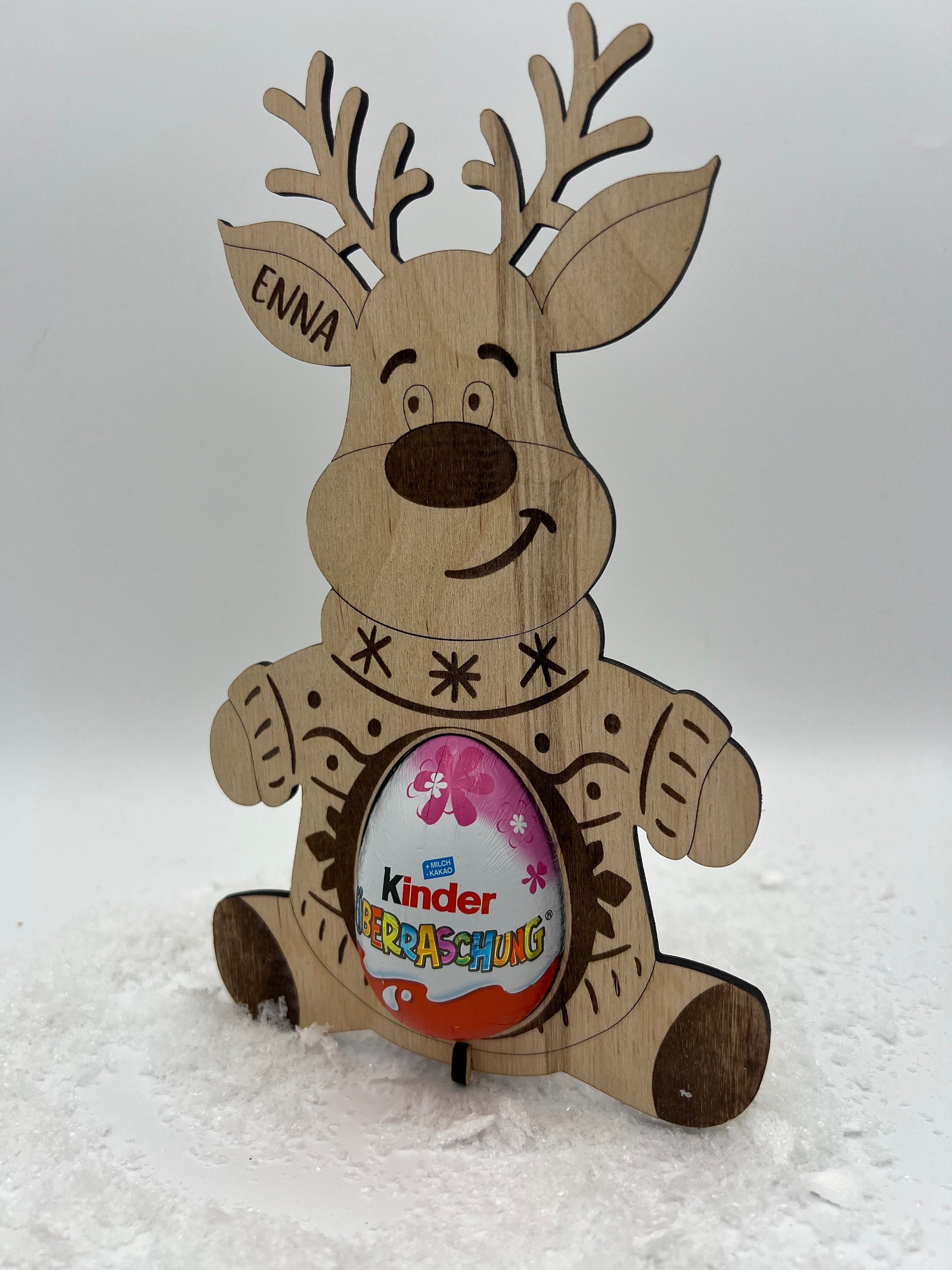 Personalisierbares Holz-Rentier mit Platz für ein Schoko-Ei, ideal als Weihnachtsdekoration oder Geschenk für Kinder.