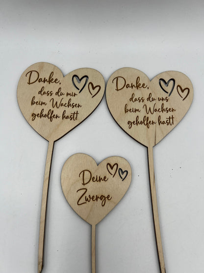 Blumenstecker aus Holz mit personalisiertem Text: "Danke, dass du uns beim Wachsen geholfen hast". Perfekt als Abschiedsgeschenk für Erzieher und Lehrer.